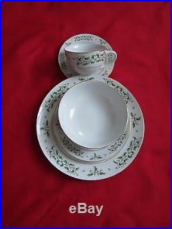 Everyday Gibson Holly Pattern Xmas 5-Pc Dinnerware Set, service for 8 total 40pc