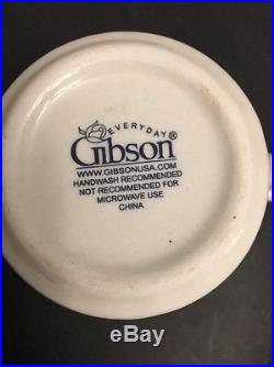 Gibson Everyday Christmas 16 Piece Fine China Dinnerware Holly Pattern NEW