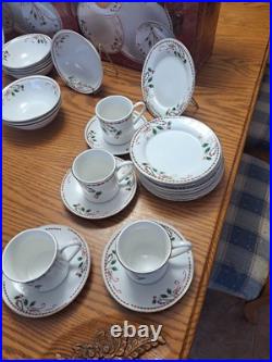 Gibson Everyday Vintage Festive Traditions Christmas Dishes 40 Pcs Service 8