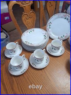 Gibson Everyday Vintage Festive Traditions Christmas Dishes 40 Pcs Service 8