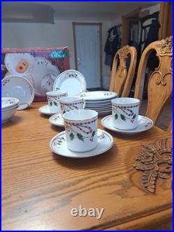 Gibson Everyday Vintage Festive Traditions Christmas Dishes 40 Pcs Service 8