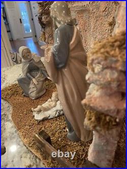 Nao by Lladro 8 piece Nativity Set Including Barn
